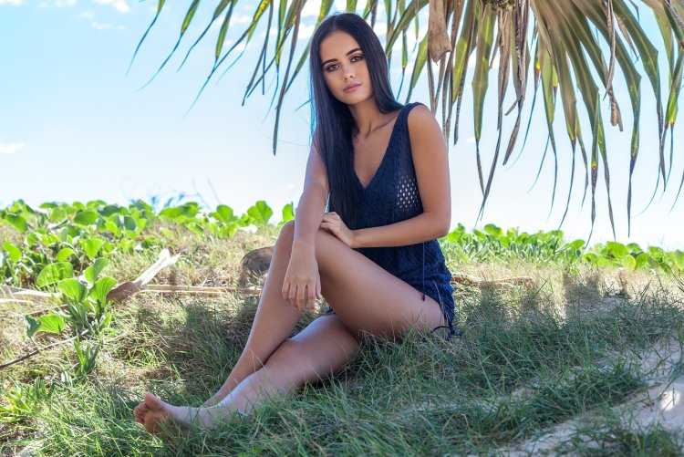 Красивые брюнетки на природе