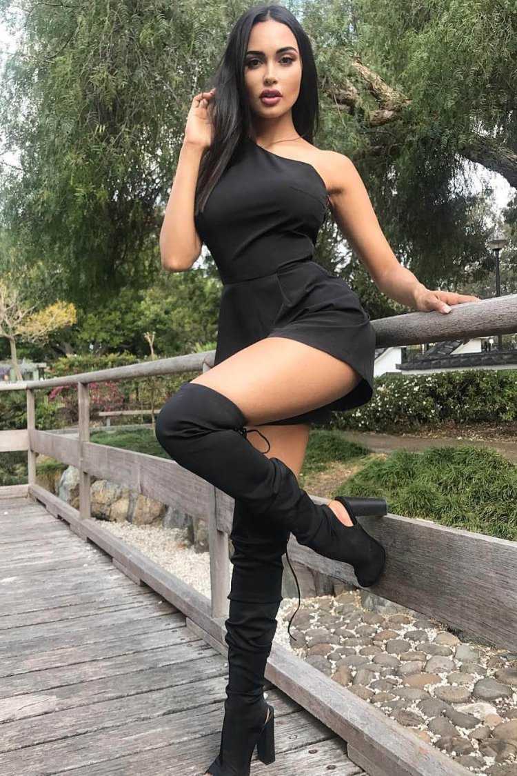 Взрослые женщины в платьях с декольте