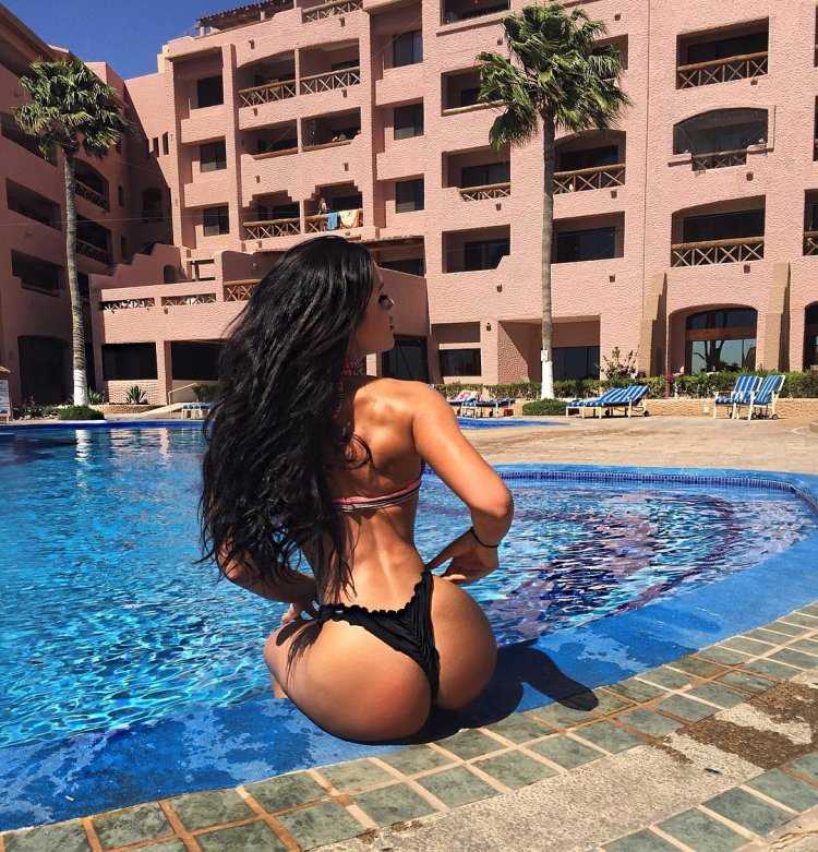 Девушки с большими попками в бассейне