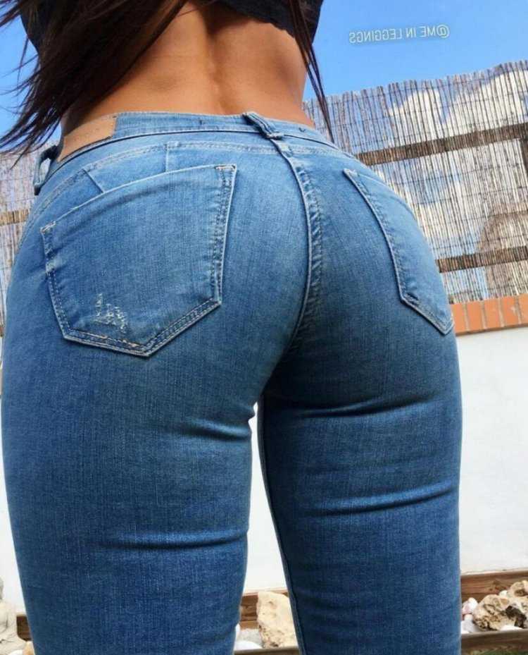 Сочные попки в обтягивающих джинсах
