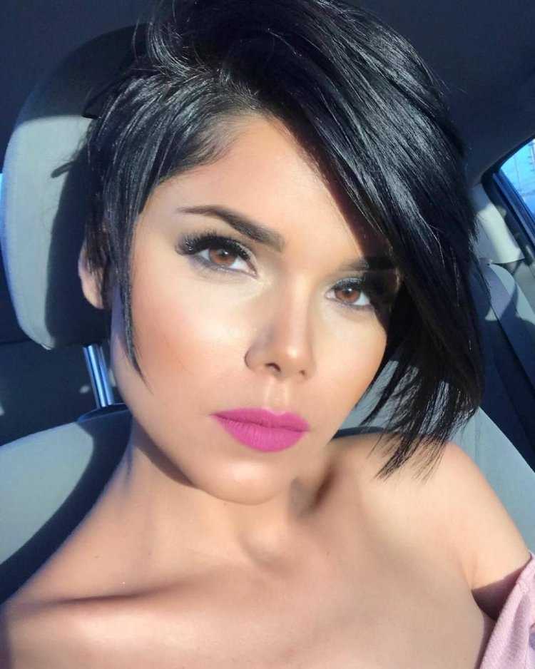 Модные короткие стрижки для брюнеток