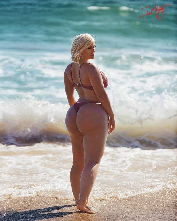 Бразильские красотки с пышными ягодицами на пляже