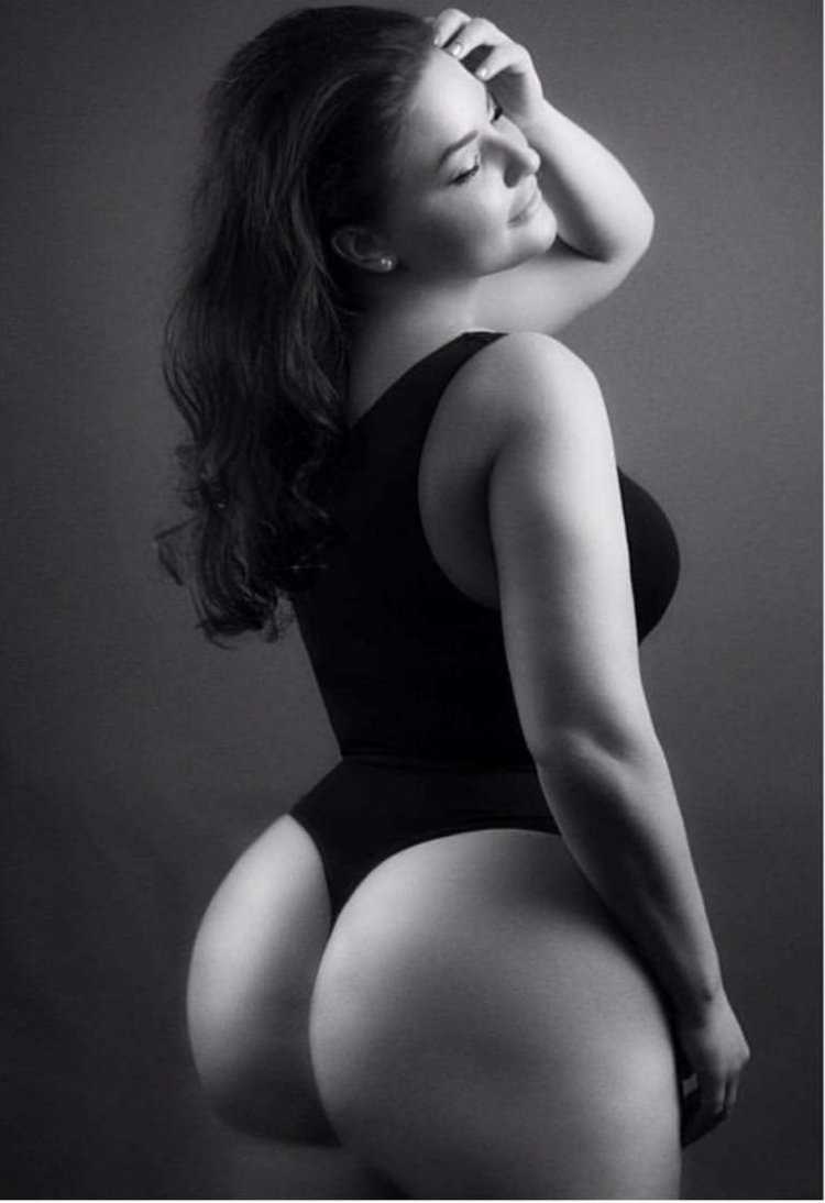 Искусные пышные ягодицы в утонченых леггинсах