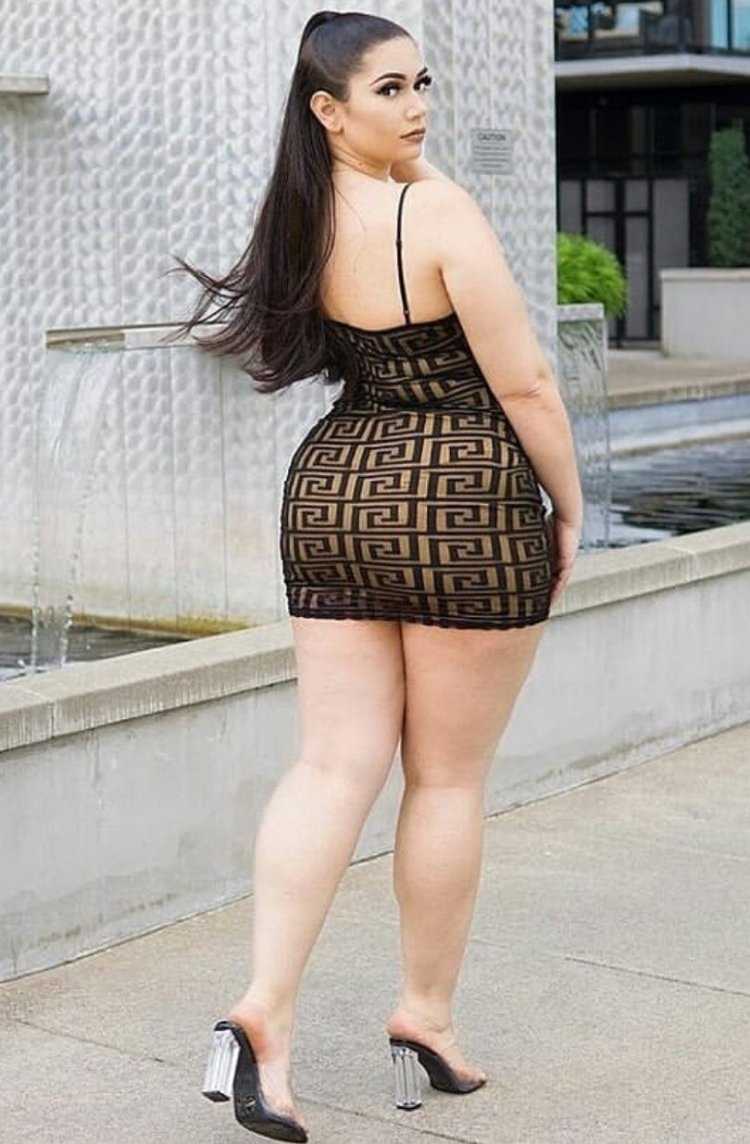 Толстая задница в юбке