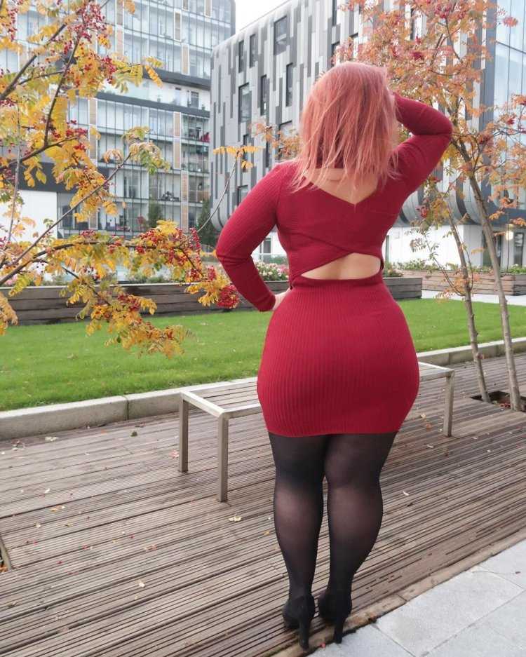 Женщины в узких юбках