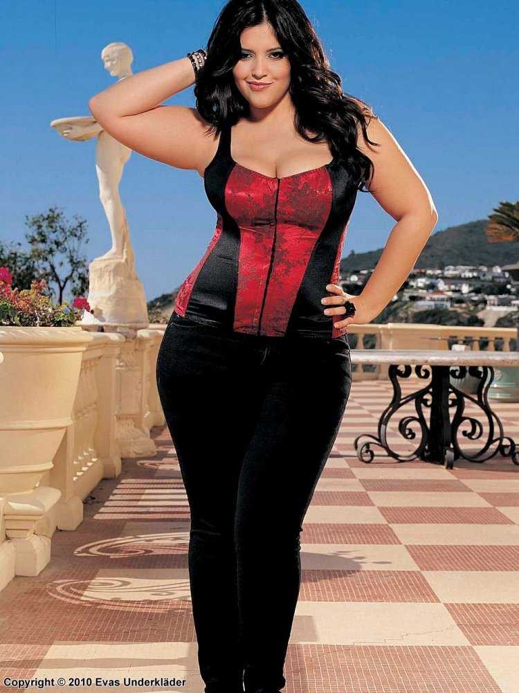 Модель плюс-сайз Сара