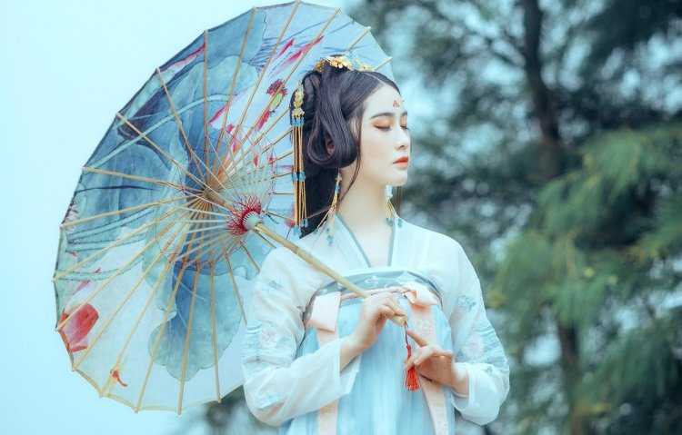 Девушка с зонтом