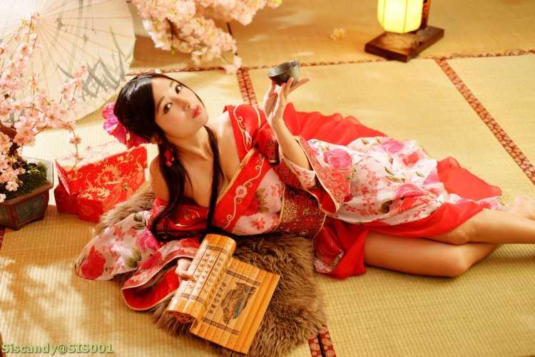 Обворожительная девушка в кимоно лежит