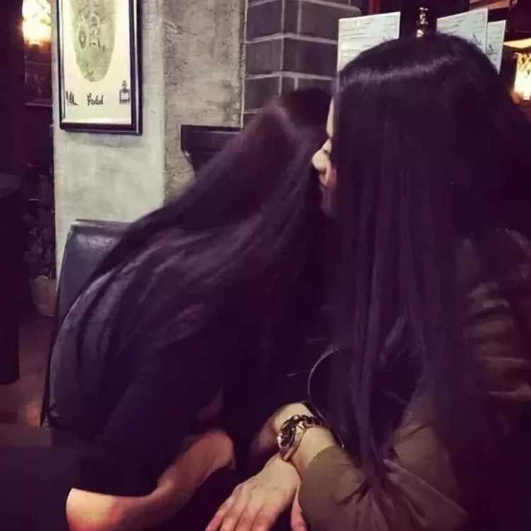 Две девушки с темными волосами