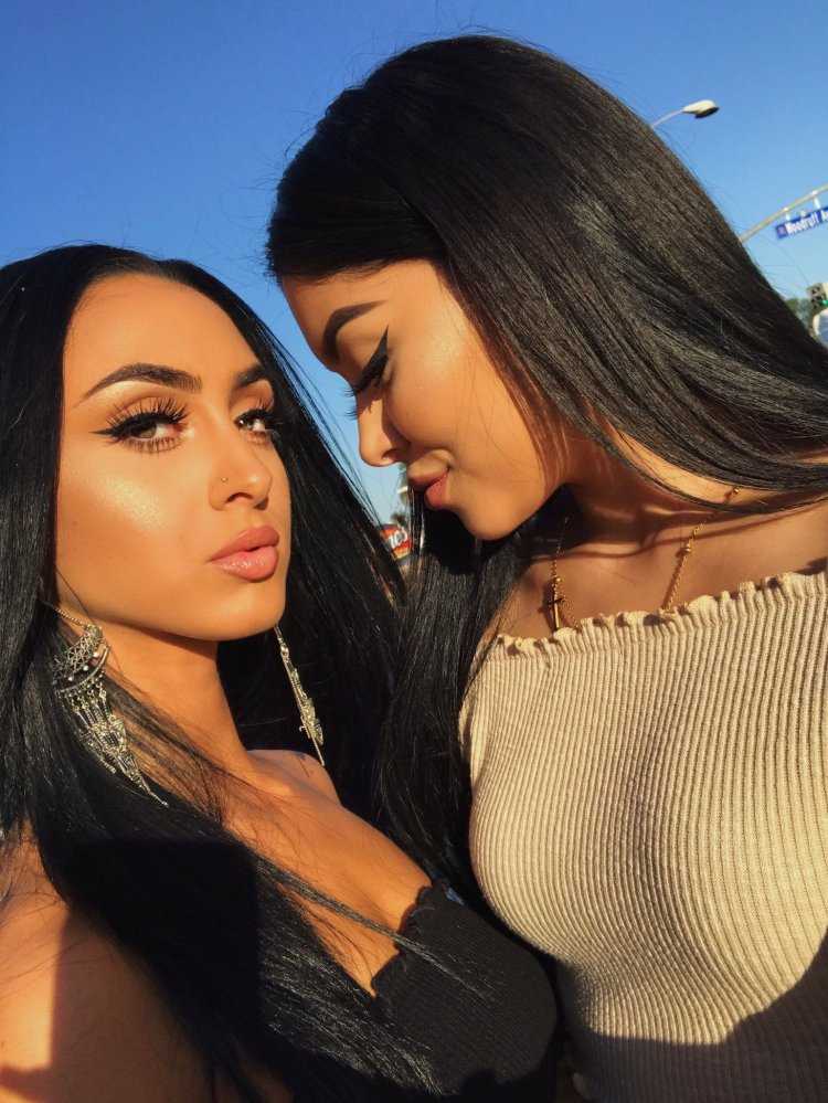 Две красивые брюнетки