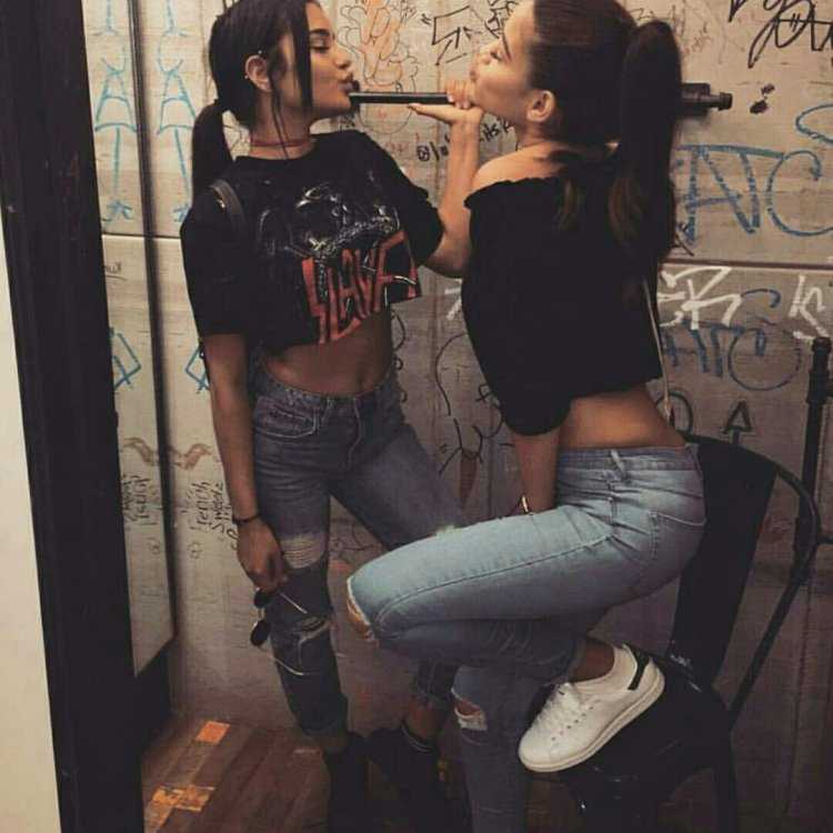 Две девушки селфи