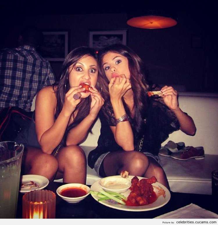 Селена Гомес с подругами