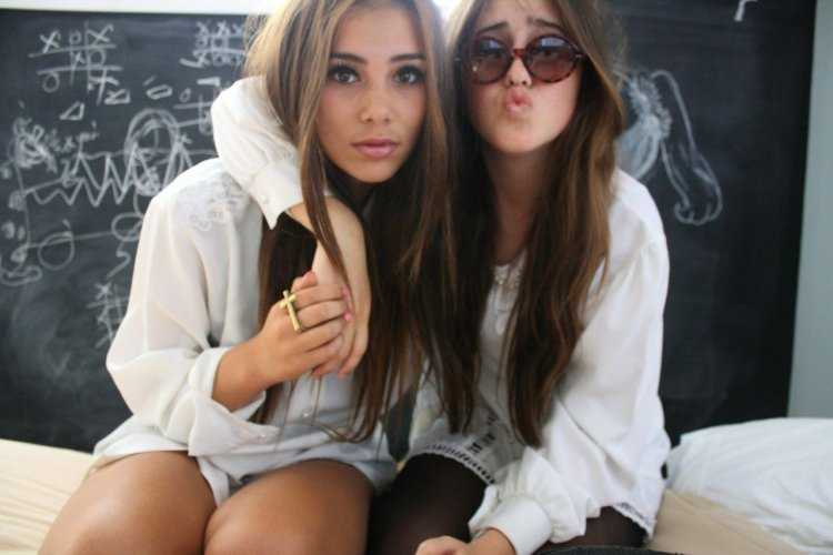 Лучшие подруги в школе