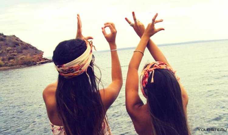 Две подруги со спины