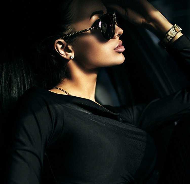 Дерзкая брюнетка