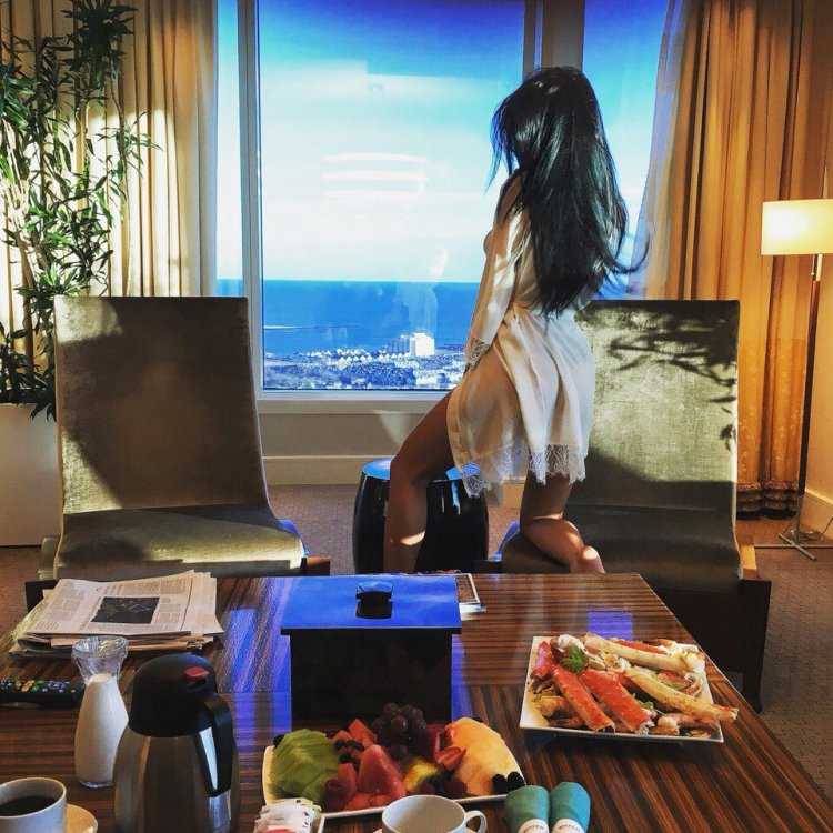 Брюнетка лакшери