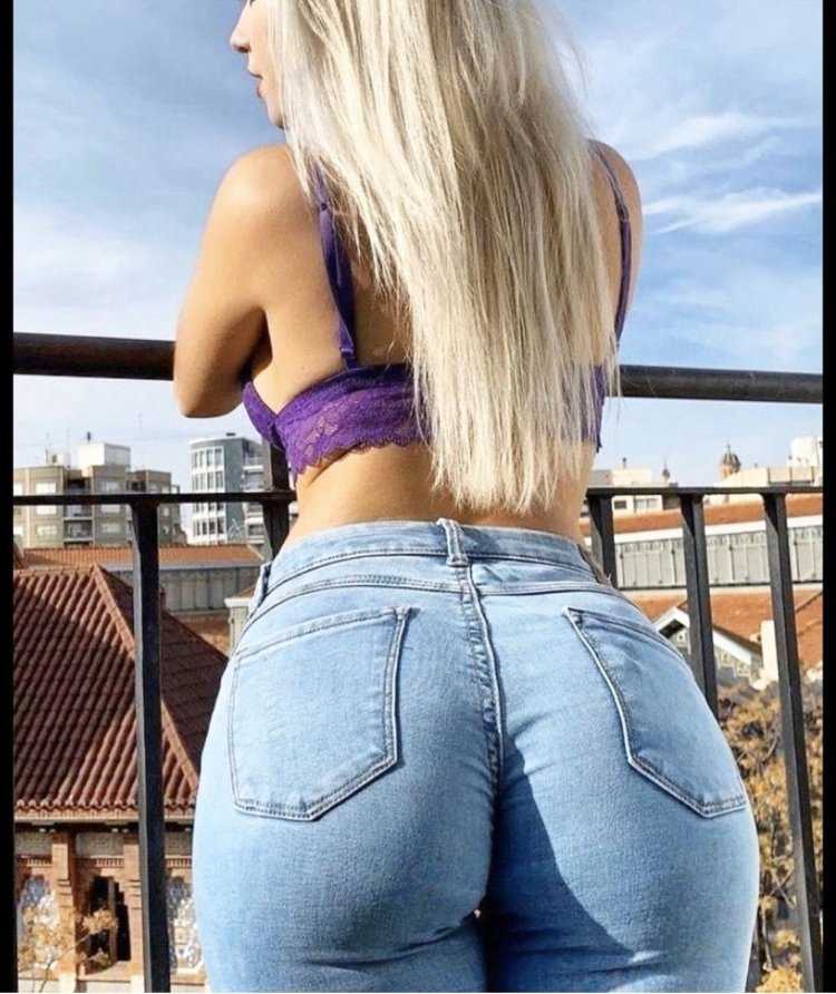 Ana Cheri в обтягивающем платье