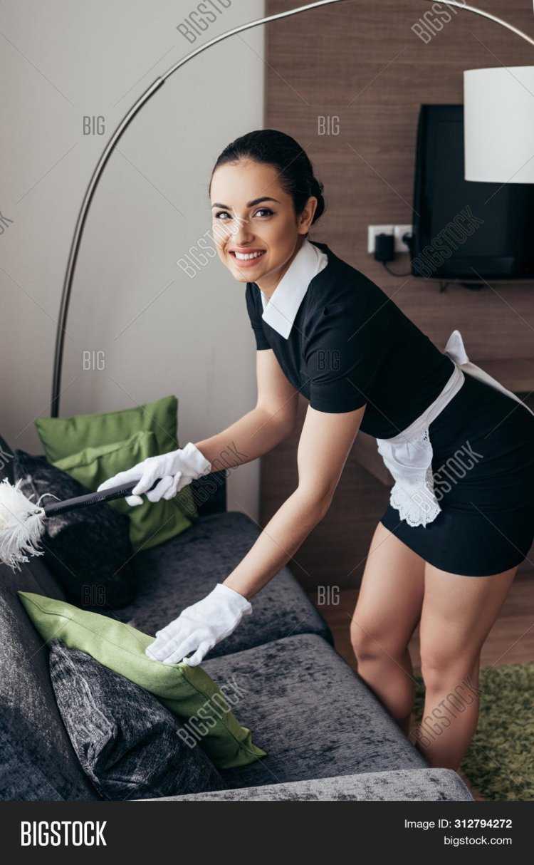 Горничная в отеле в перчатках