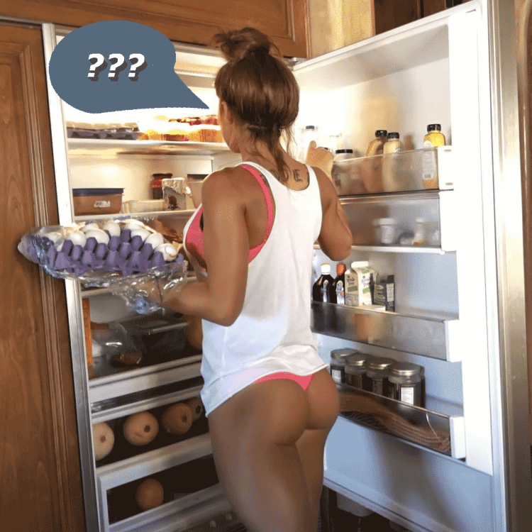 Кокетливое фото возле холодильника