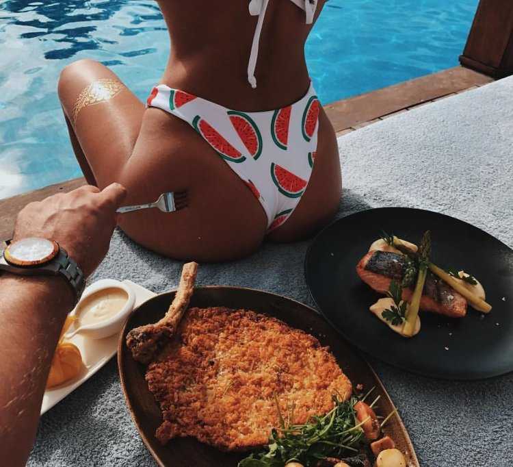 Девушка и ее аппетитное угощение