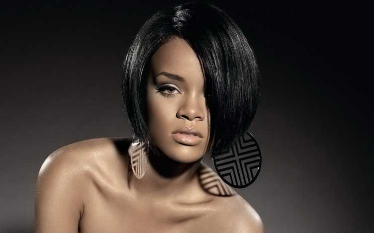 Блеск и красота брюнетки