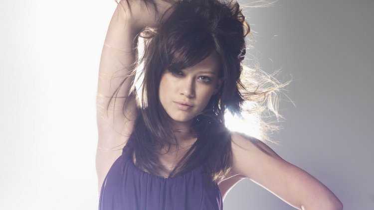 Эротика с Хилари Дафф и брюнеткой на фото