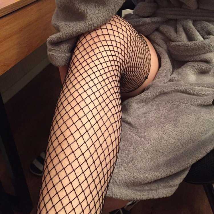 Ножки в колготках в сеточку