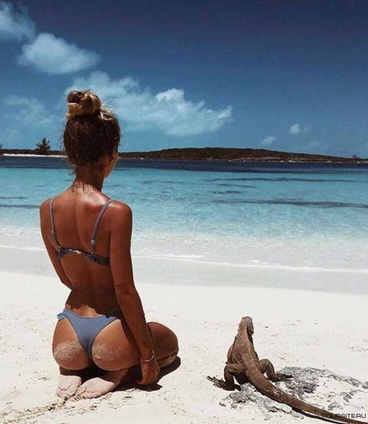 Девушки на море в купальниках