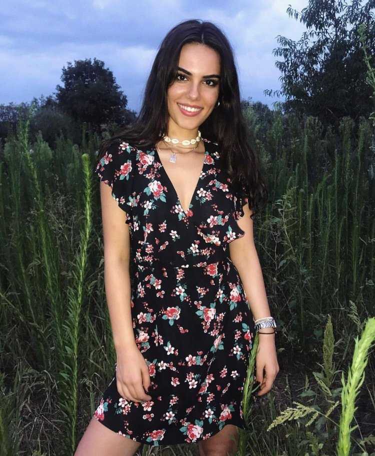 Озгю Кая в изысканном наряде