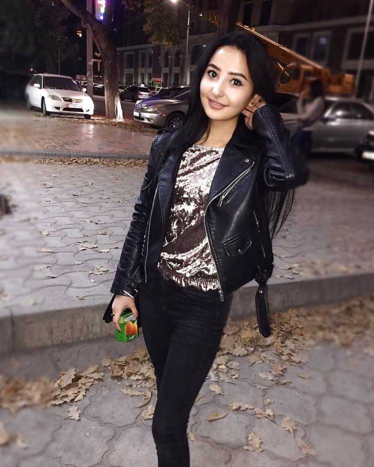 Красивая казашка в полный рост