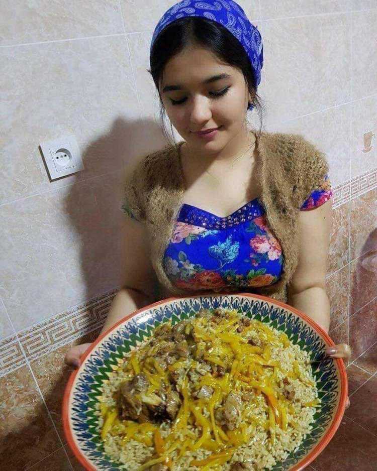 Узбекская девушка плов