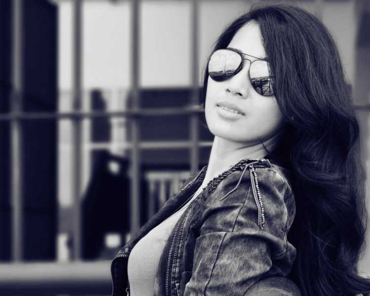 Красивая брюнетка в очках