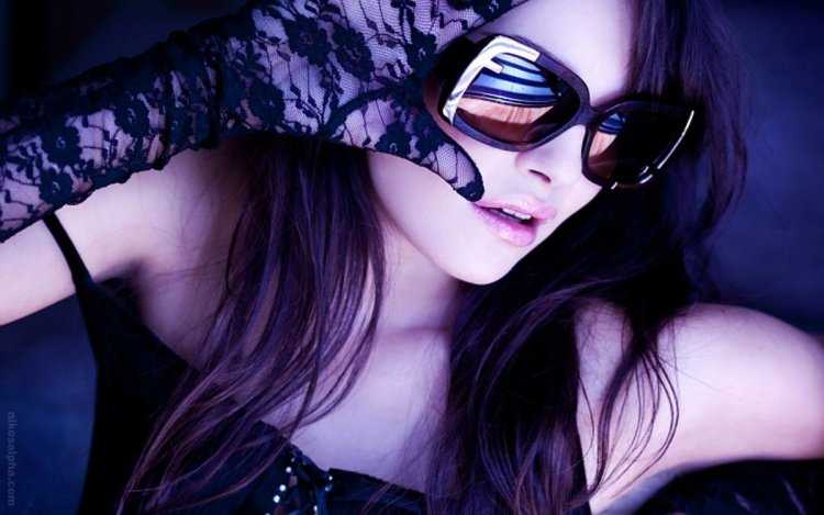 Девушка брюнетка в очках