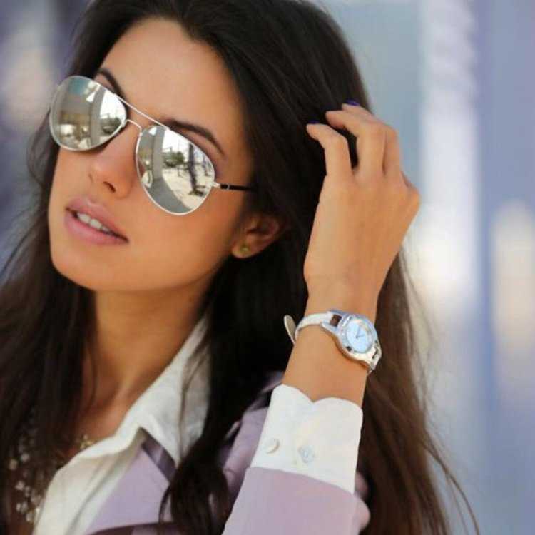 Стильная девушка в очках