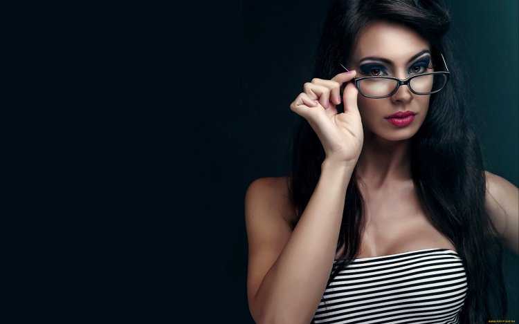 Девушка в очках для зрения брюнетка