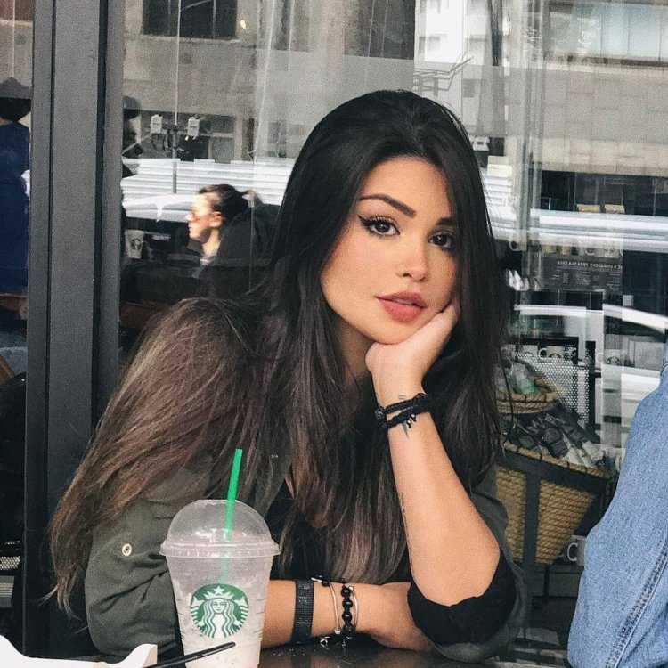 Брюнетка Аманда занимается жарким селфи