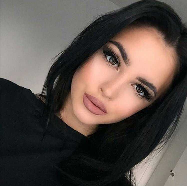 Брюнетка с пылающими карими глазами