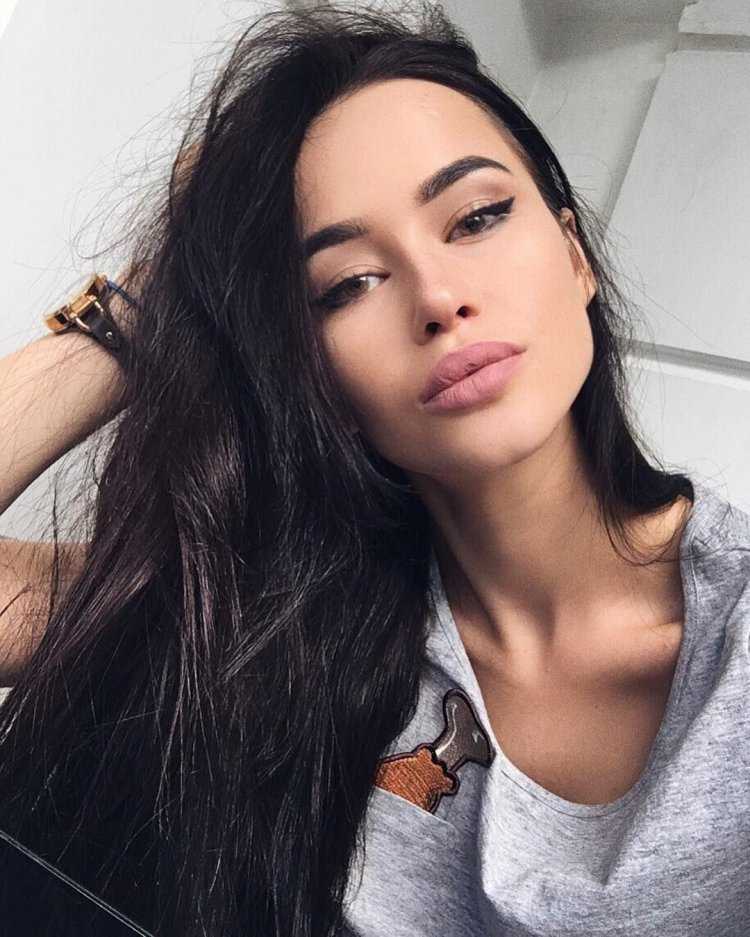 Татьяна Парфильева позирует на селфи