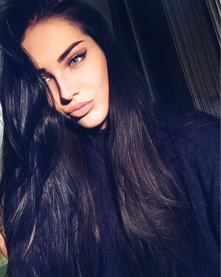 Даша Деревянкина с яркими синими волосами