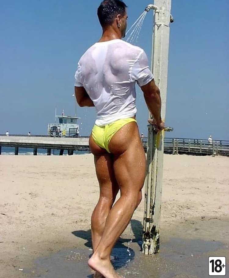 Мужские накаченные ягодицы