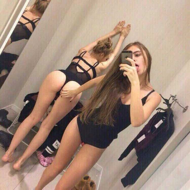 Две фантастические красотки на селфи