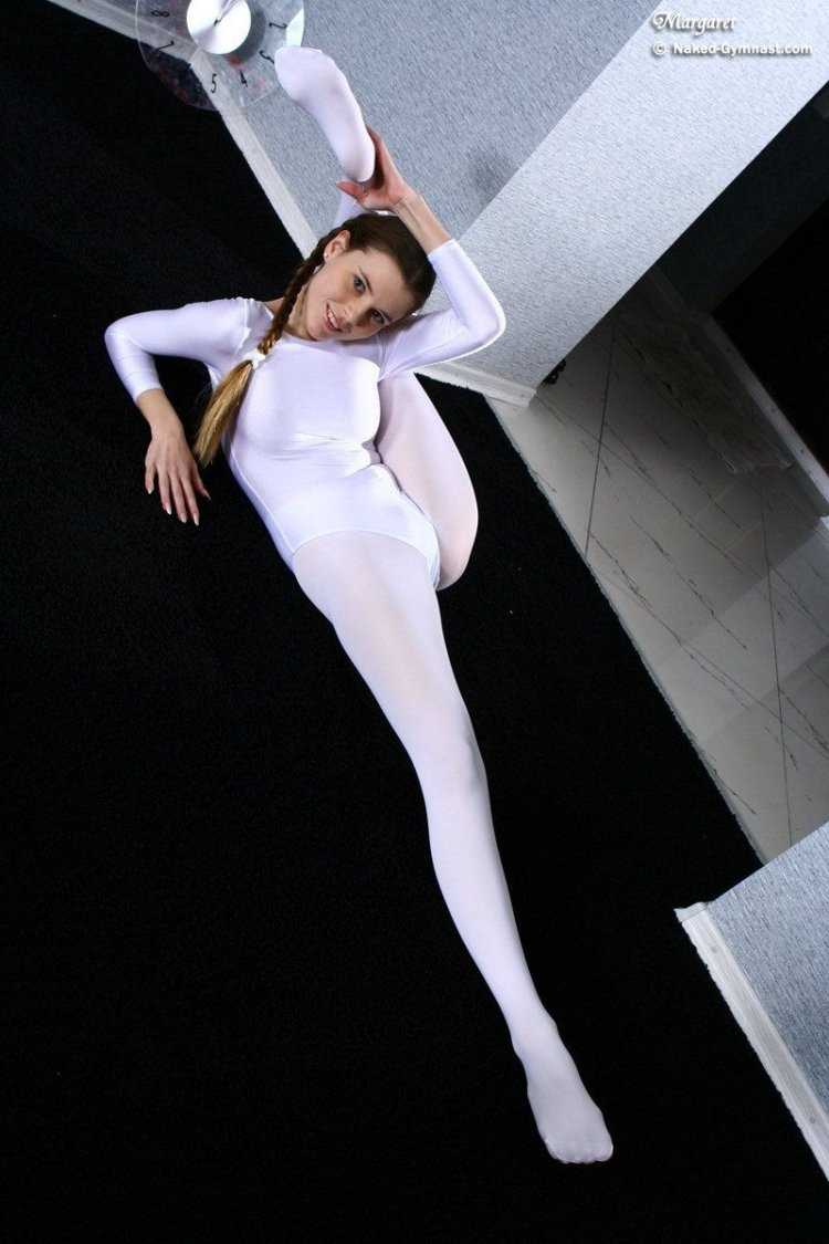 Балерины в белых колготочках