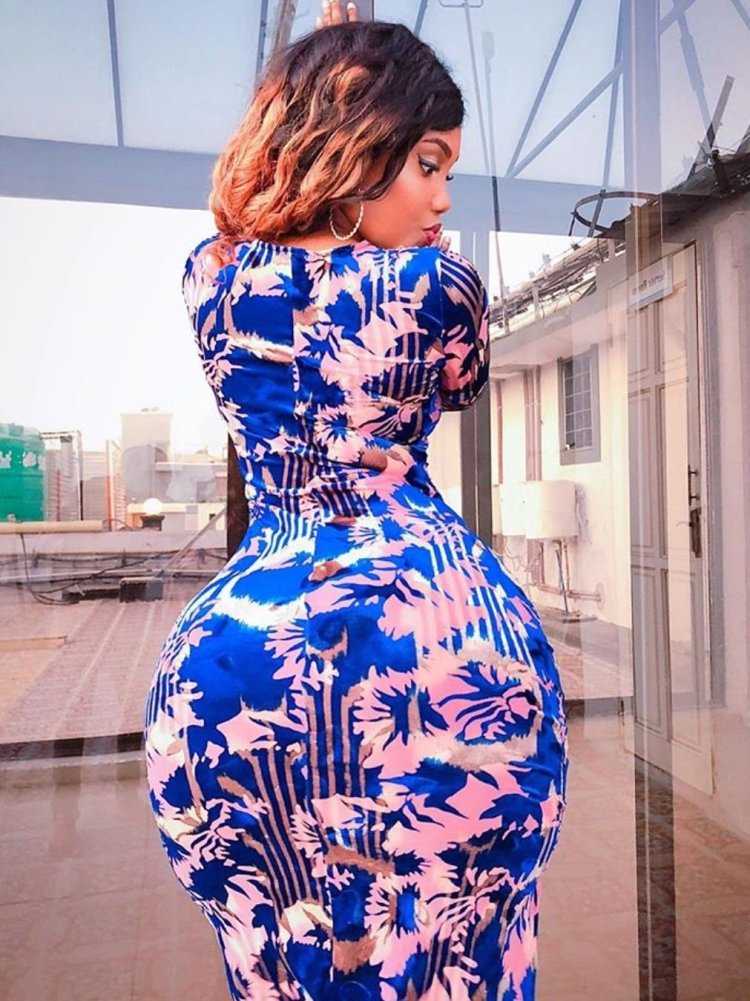 Широкий зад в платьях