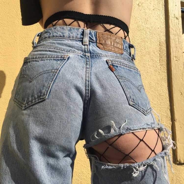 Попа в рваных джинсах