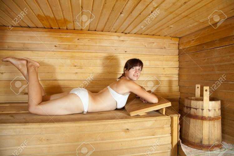 Девочки моются в бане