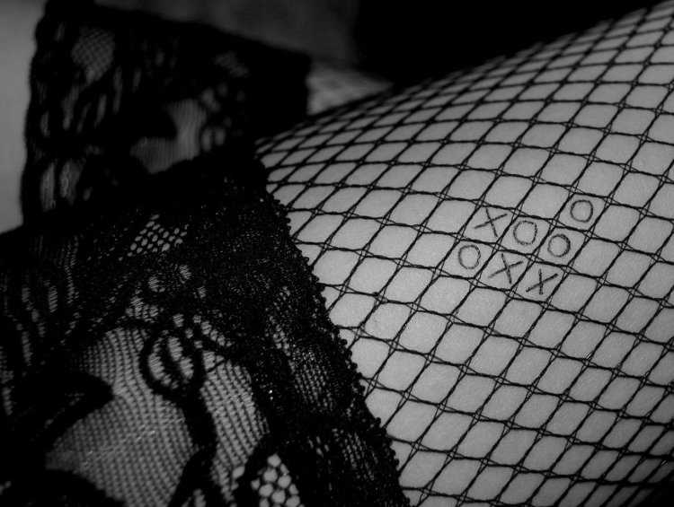 Очаровательные Женщины в Колготках в Сетку, Пленяют Своим Видом