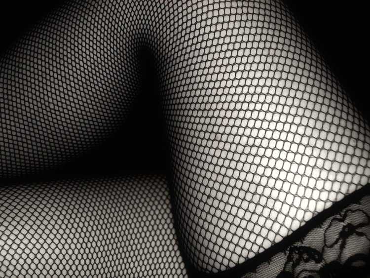 Ножки в сетчатых колготках