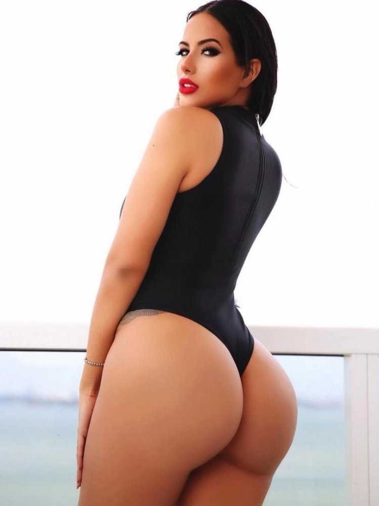 Mandy Muse в шортах