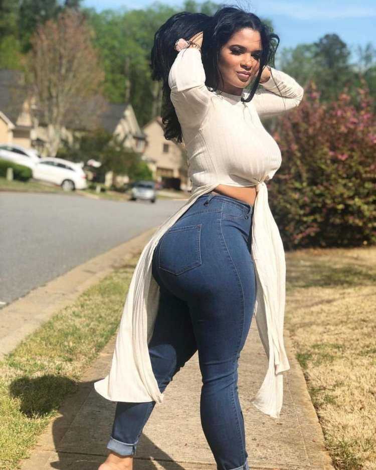 Барбара Феррейра в обтягивающем платье