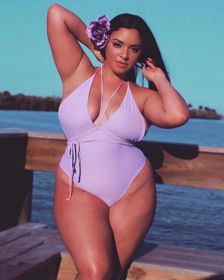 Пожилые женщины с широкими бедрами